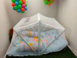 Bedding set with mosquito net